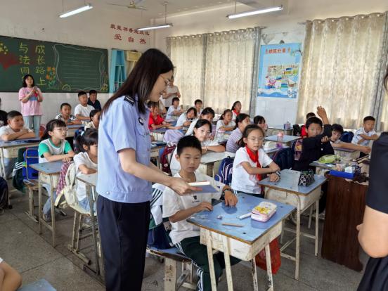 九游体育:小球员的梦想：从校园到职业的成长之路的简单介绍