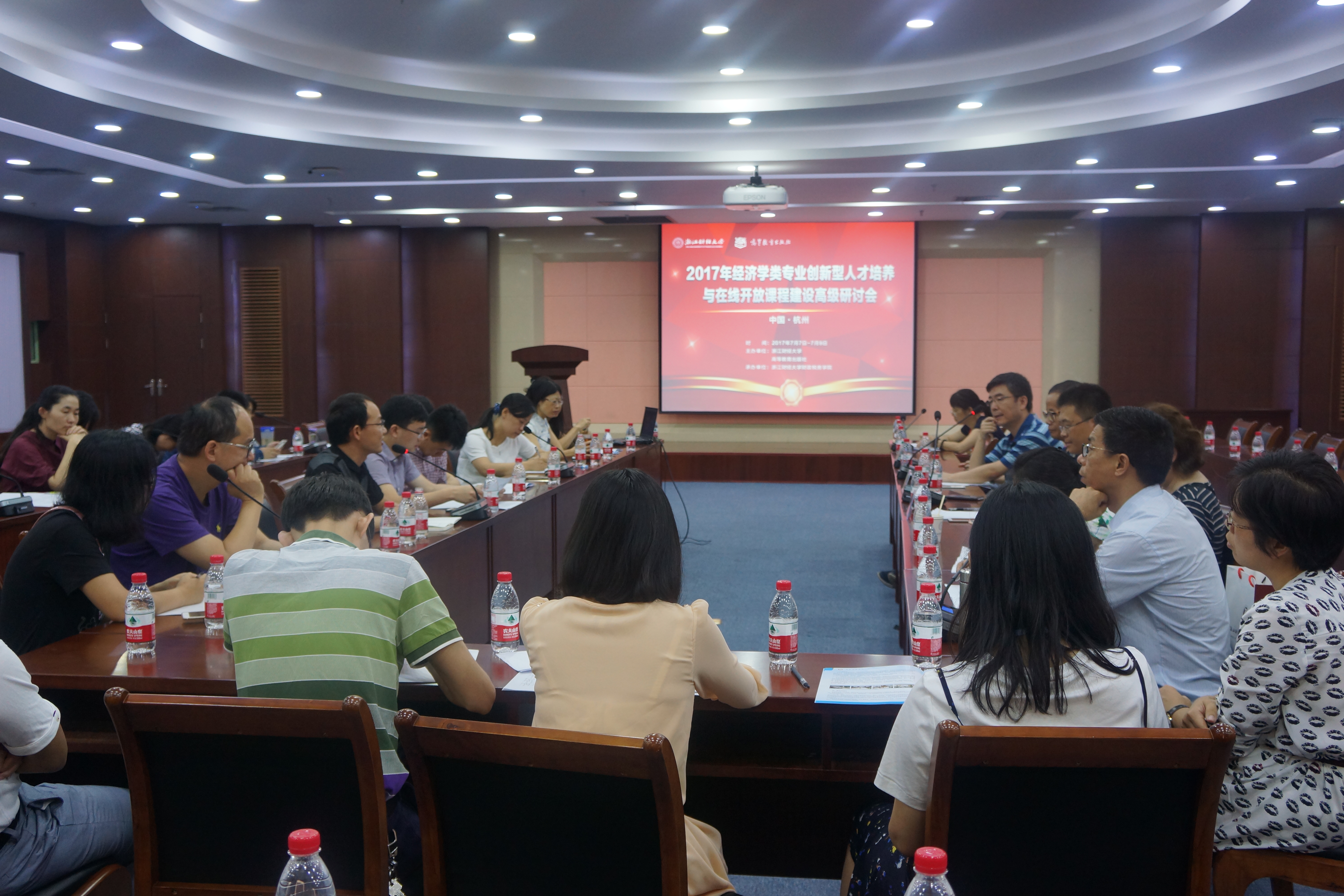九游体育:中国足球场地设施的建设与利用效率：基于空间经济学的简单介绍