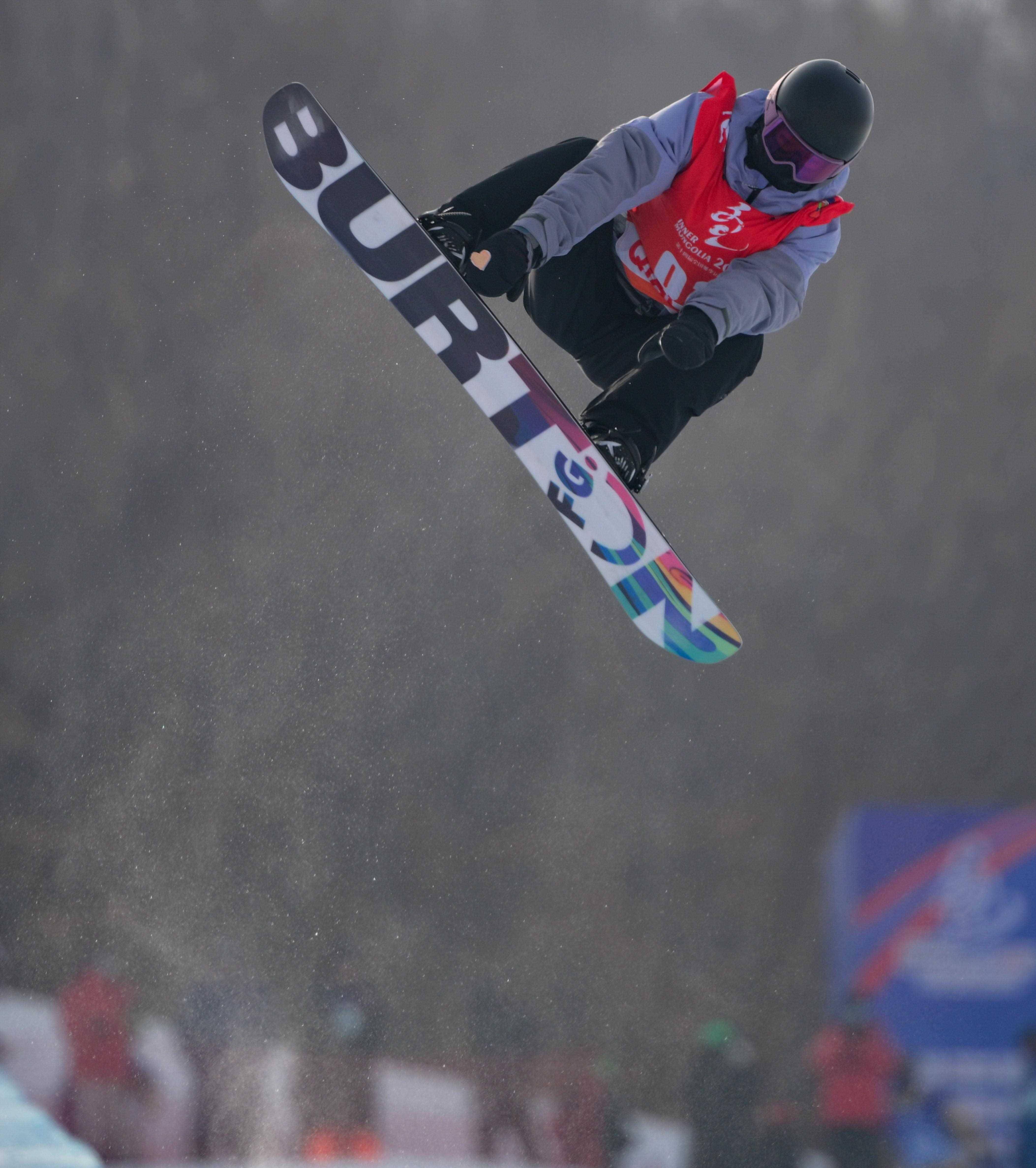 九游体育:冬季运动的魅力所在,滑雪与单板滑雪的对决 九游体育:冬季运动的魅力所在,滑雪与单板滑雪的对决