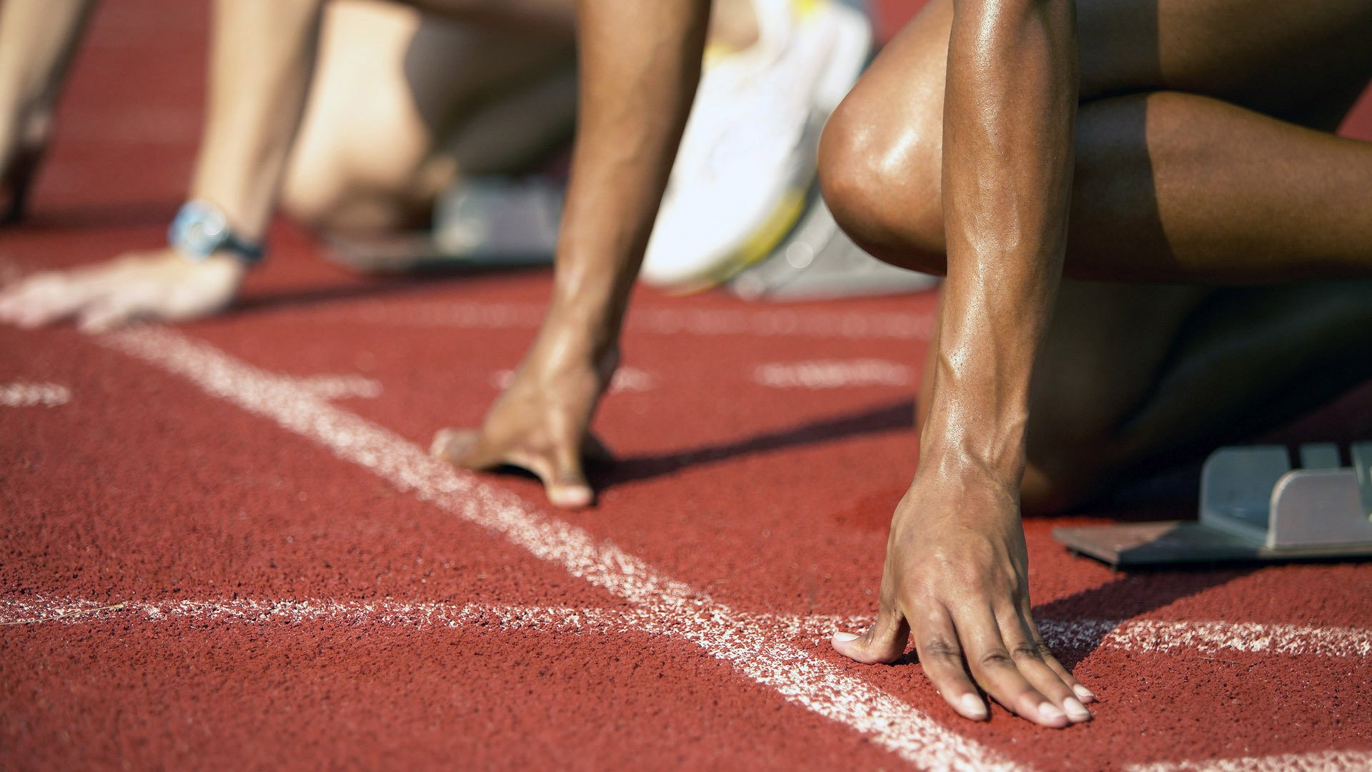 比利时举重选手在比赛中展现出顽强拼搏精神，比利时举重队